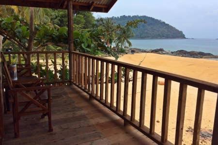 Beachfront Hut Downstairs Astra - Beach Shack Chalet Kampong Juara Kültér fotó